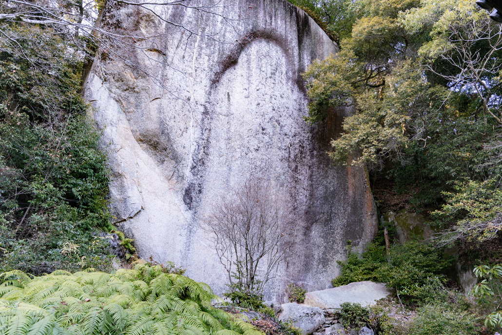 巨石に圧倒される、笠置寺