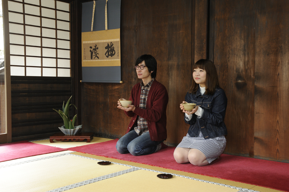 一休が晩年暮らした寺院で抹茶を味わう