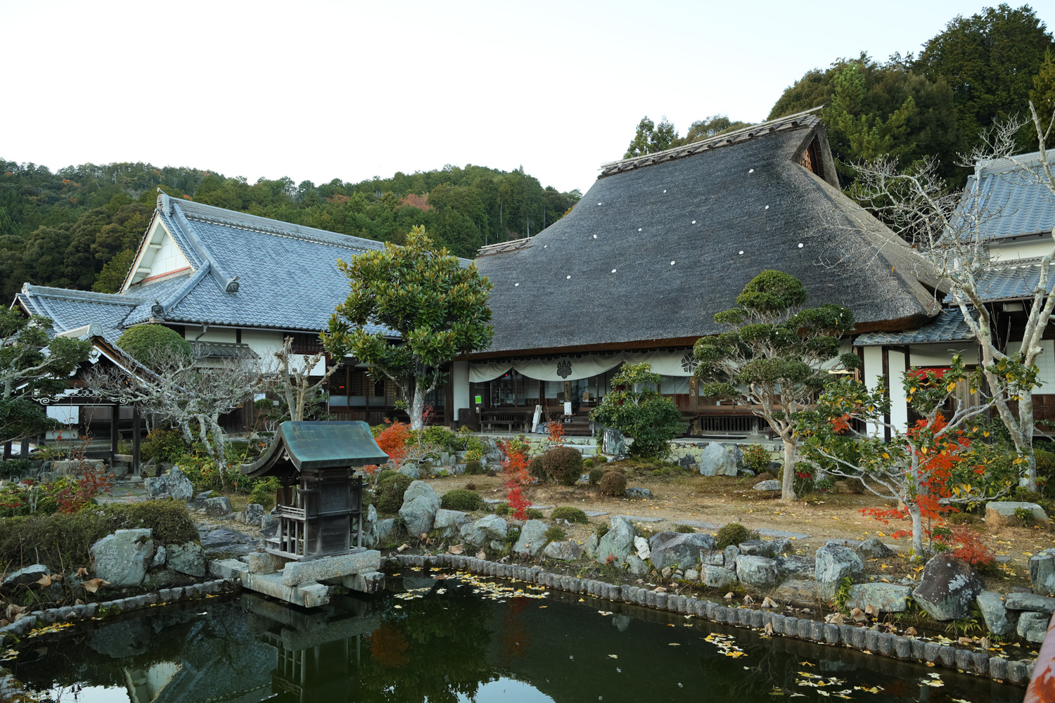 本堂の屋根は萱葺き！