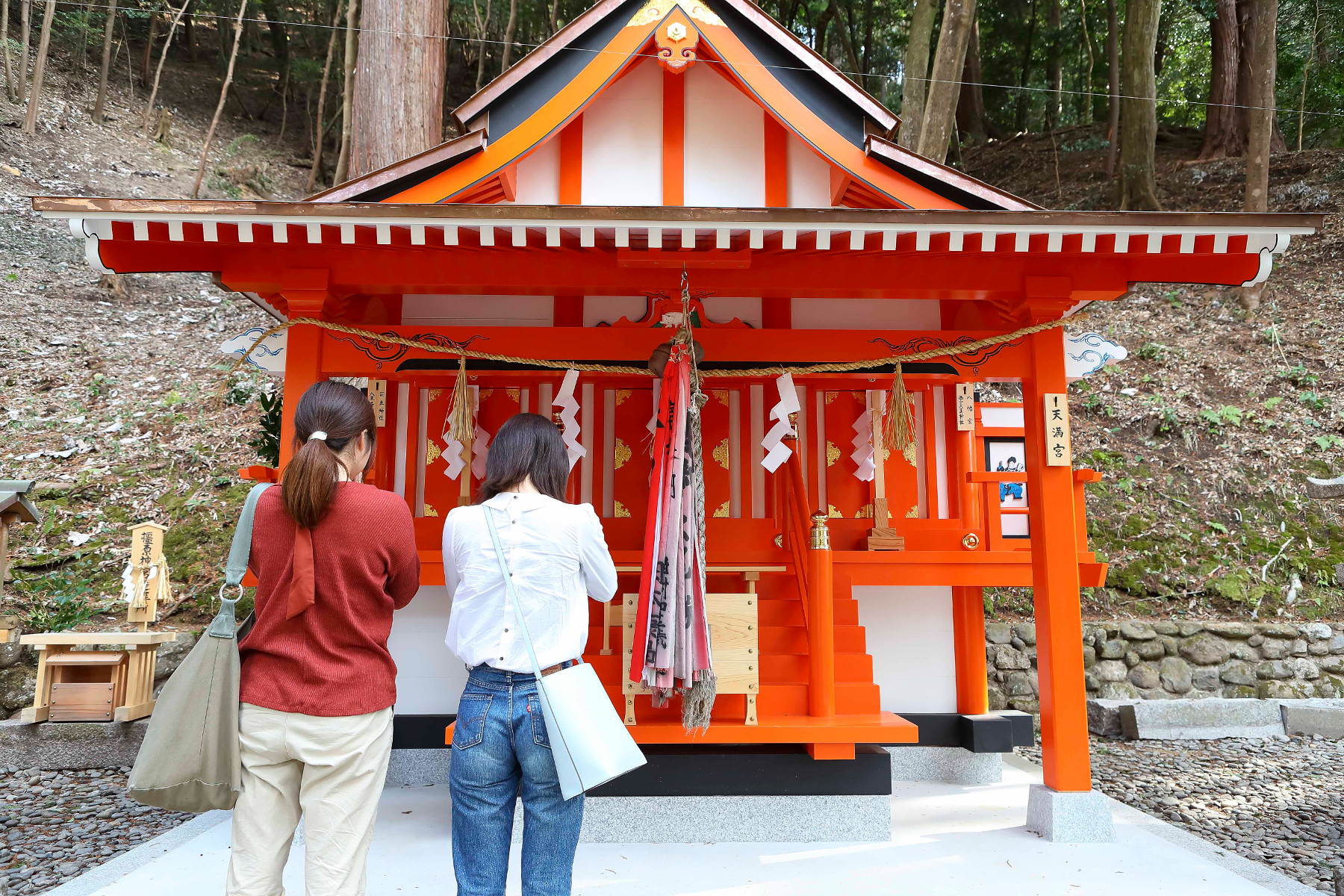 恋愛や安産の神様に願い事を