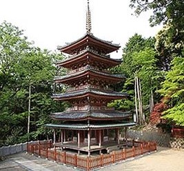 まずは歴史を感じる東大寺ゆかりのお寺へ