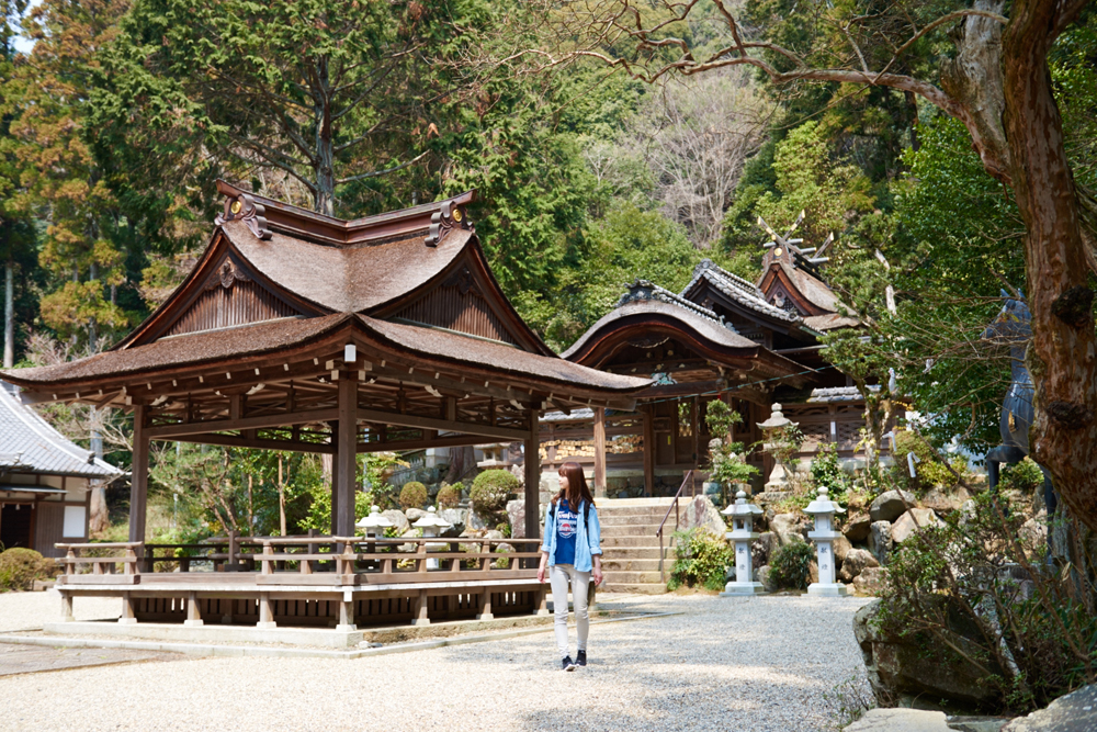 山の中腹にある広々とした神社