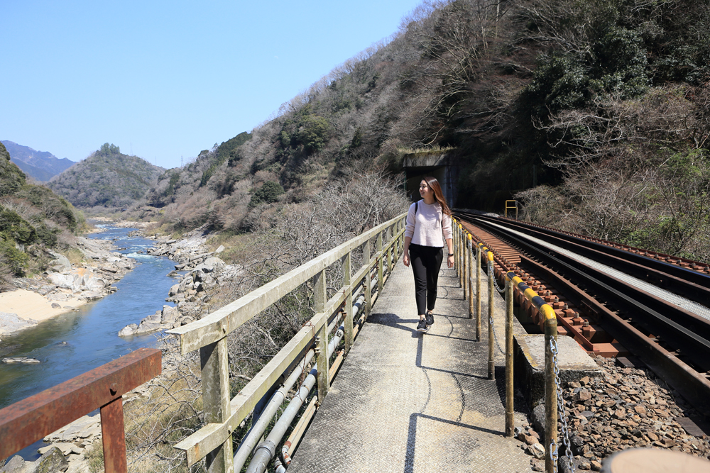 線路が間近に走るポイントも