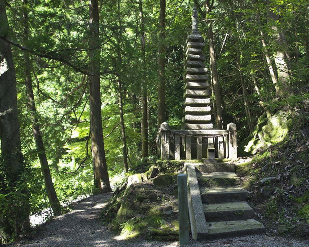 天神社十三重石塔