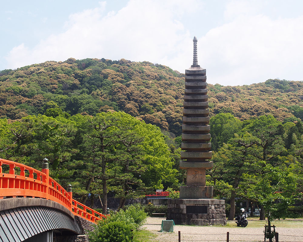 十三重石塔　／京都府立宇治公園