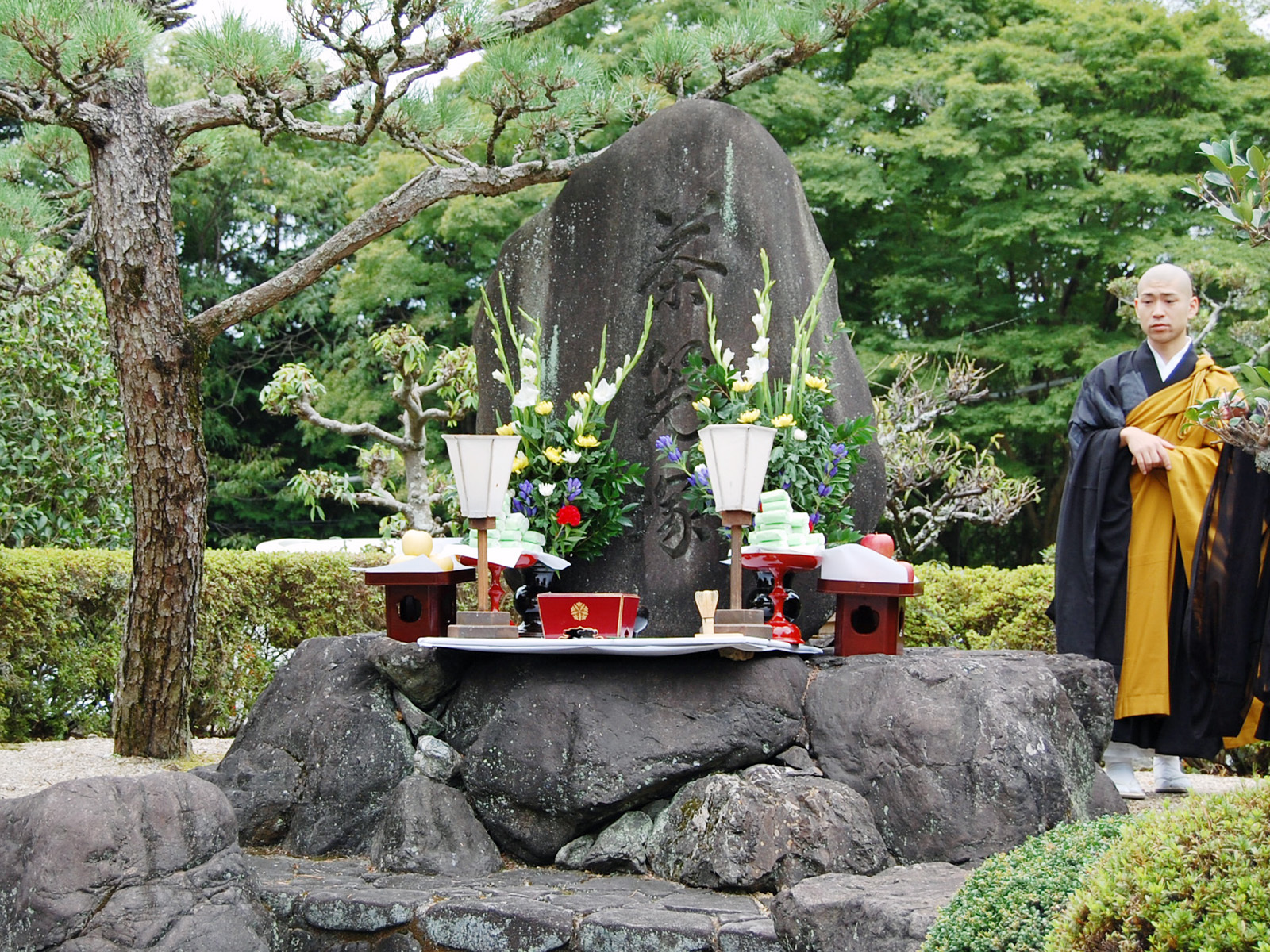 茶筅塚供養の儀（興聖寺山門前）