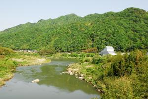 新緑の山とやまなみホール