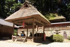 六所神社　舞台（拝殿）