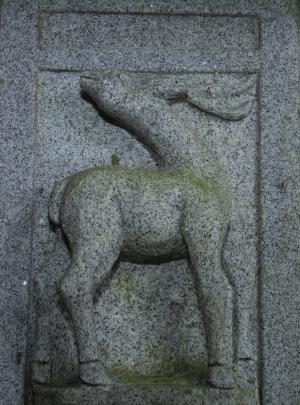 振り向く鹿の彫刻　六所神社